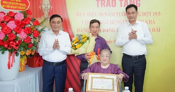 Thường trực Ban Bí thư Trần Cẩm Tú trao Huy hiệu 80 năm tuổi Đảng