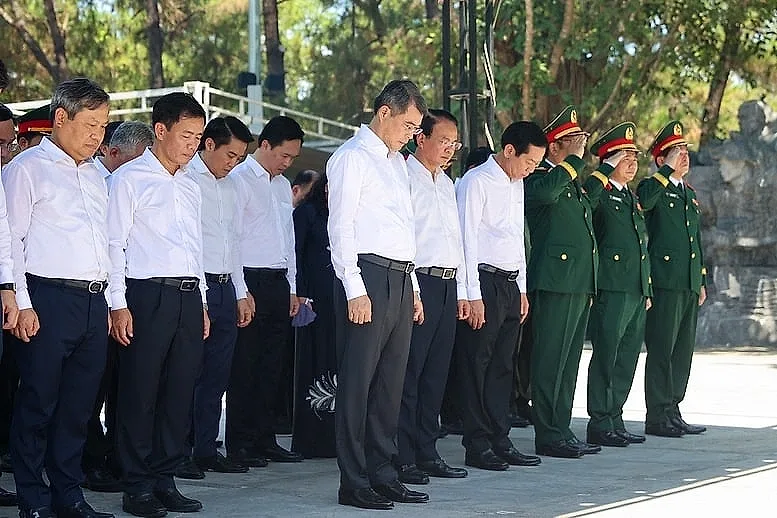 Thủ tướng Lê Minh Hưng tưởng niệm các anh hùng liệt sĩ tại các 'địa chỉ đỏ' ở Quảng Trị- Ảnh 4.