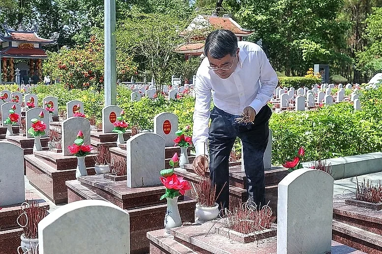 Thủ tướng Lê Minh Hưng tưởng niệm các anh hùng liệt sĩ tại các 'địa chỉ đỏ' ở Quảng Trị- Ảnh 5.