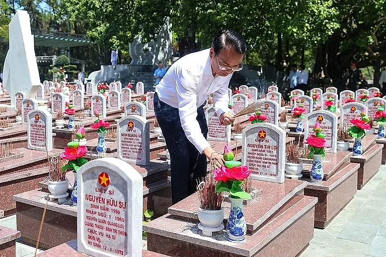 Thủ tướng Lê Minh Hưng tưởng niệm các anh hùng liệt sĩ tại các 'địa chỉ đỏ' ở Quảng Trị- Ảnh 6.