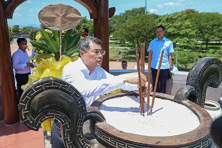 Thủ tướng Lê Minh Hưng tưởng niệm các anh hùng liệt sĩ tại các 'địa chỉ đỏ' ở Quảng Trị- Ảnh 10.
