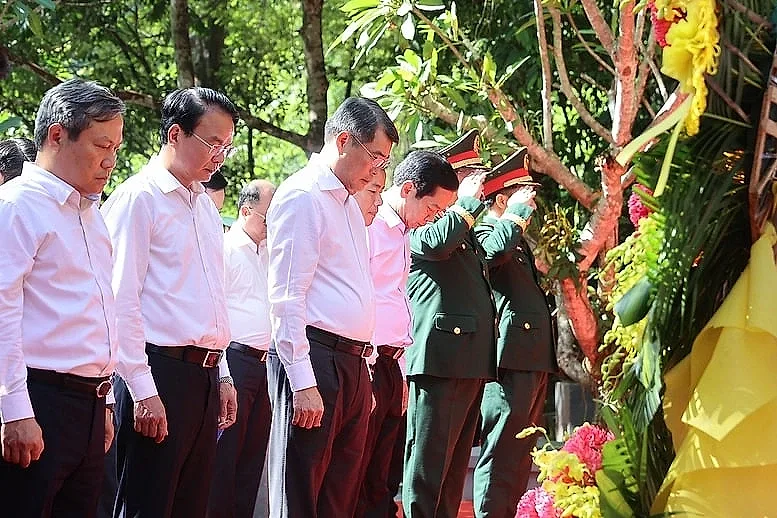Thủ tướng Lê Minh Hưng tưởng niệm các anh hùng liệt sĩ tại các 'địa chỉ đỏ' ở Quảng Trị- Ảnh 12.