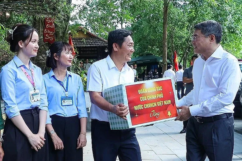Thủ tướng Lê Minh Hưng tưởng niệm các anh hùng liệt sĩ tại các 'địa chỉ đỏ' ở Quảng Trị- Ảnh 15.