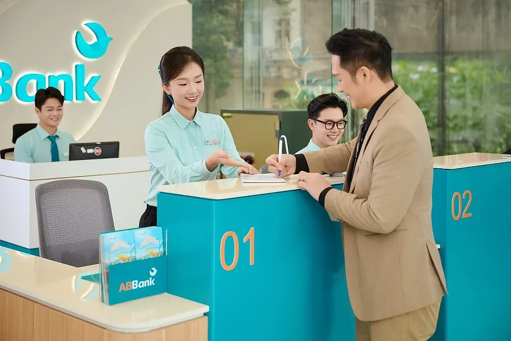 ABBank áp dụng mô hình quầy giao dịch đứng toàn hệ thống