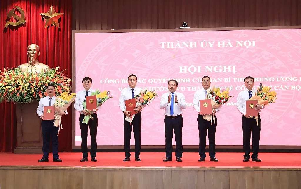 Hà Nội công bố quyết định nhân sự tại nhiều cơ quan, địa phương