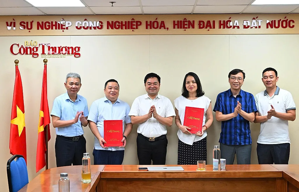 Đảng ủy Báo Công Thương công bố quyết định về công tác cán bộ