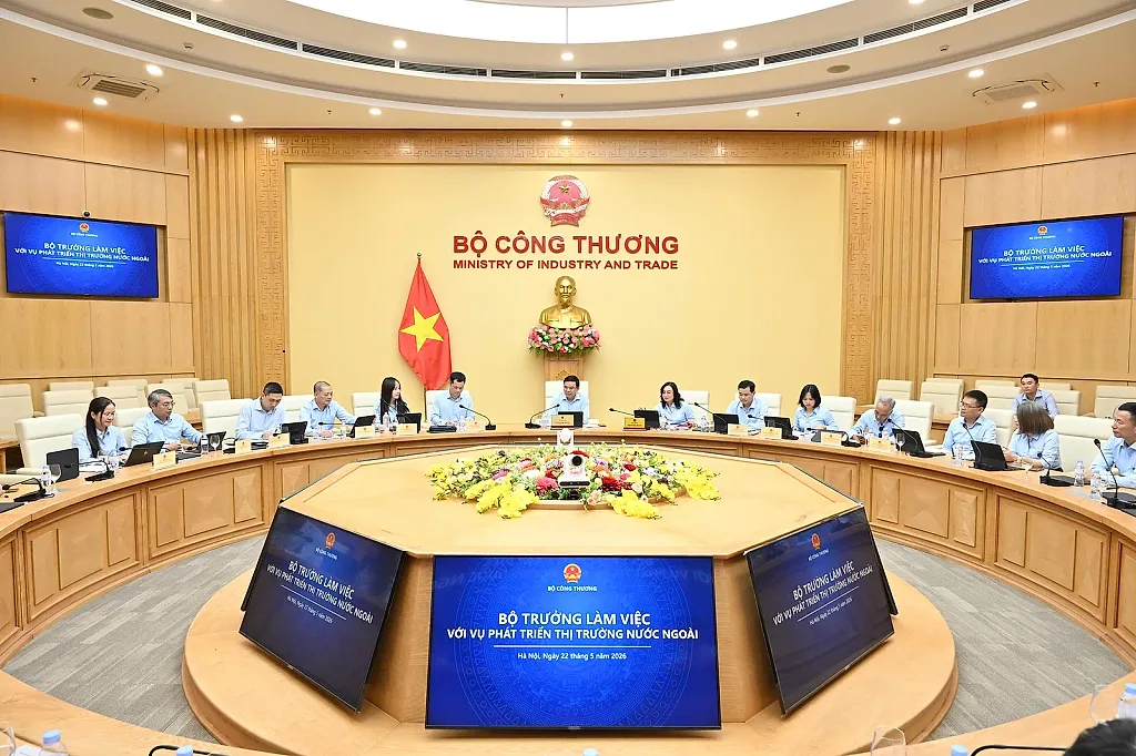 Bộ trưởng Lê Mạnh Hùng làm việc với Vụ Phát triển thị trường nước ngoài