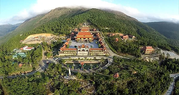 Ngọn núi được ví như “Đà Lạt thu nhỏ” giữa miền Bắc: Có 5 miếu cổ, mát lạnh ngay giữa mùa hè
