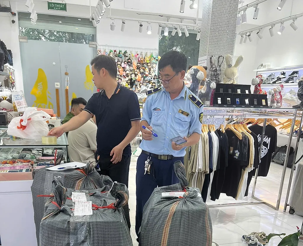 Hà Nội: Phát hiện hơn 1.300 sản phẩm nghi giả mạo nhãn hiệu — Chi cục Quản lý thị trường Hà Nội