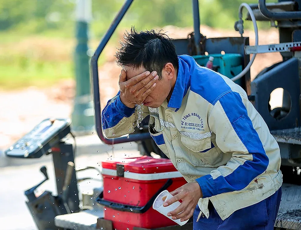 Công nhân Thanh Hóa vật lộn với nắng nóng cực điểm