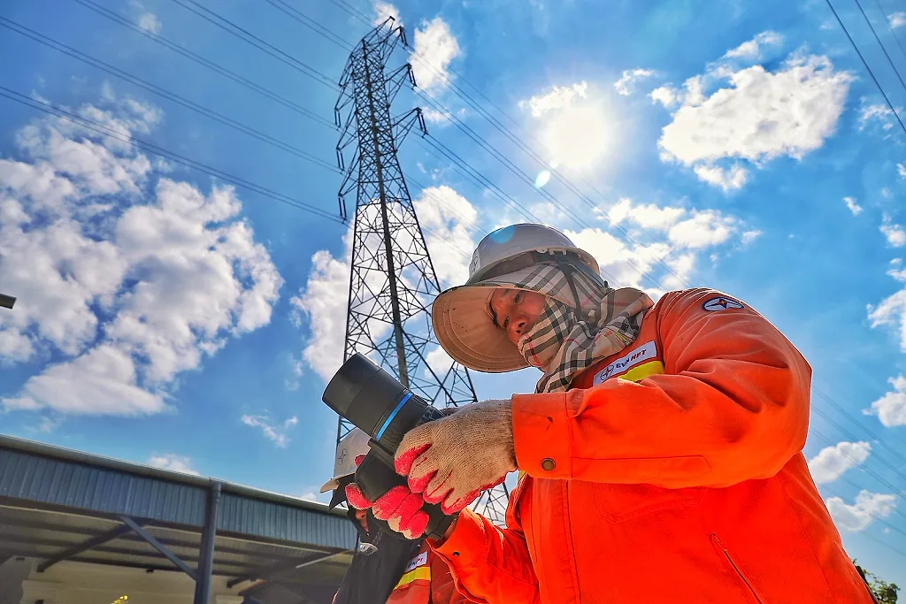 Căng mình trên 'chảo lửa' Hà Tĩnh, giữ vững mạch điện quốc gia