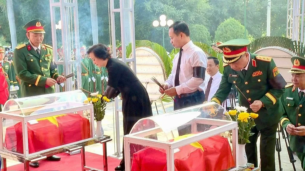 Phó Thủ Tướng Phạm Thị Thanh Trà dự lễ truy điệu, an táng hài cốt liệt sĩ tại Điện Biên