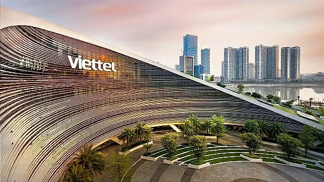 Đến cuối năm 2025, Viettel đã lắp đặt hơn 30.000 trạm 5G, phủ sóng 90% diện tích ngoài trời và 70% không gian trong nhà trên toàn quốc