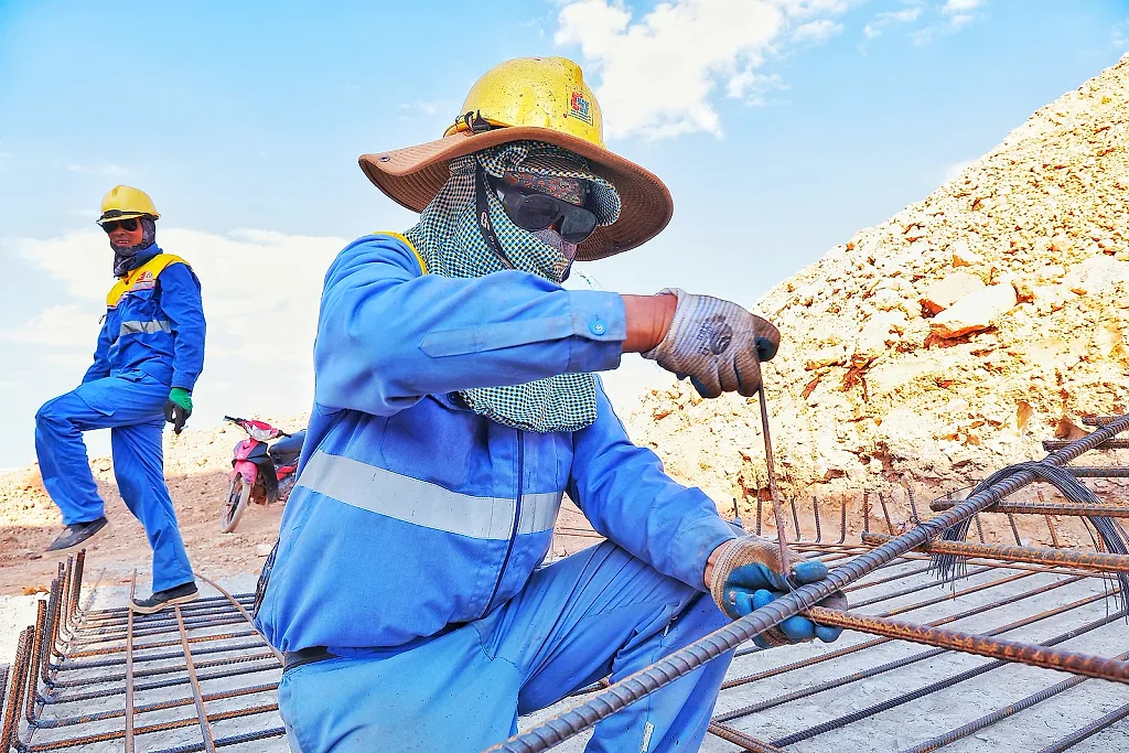 Oằn mình ‘cõng nắng’ trên đại công trường 40 độ C