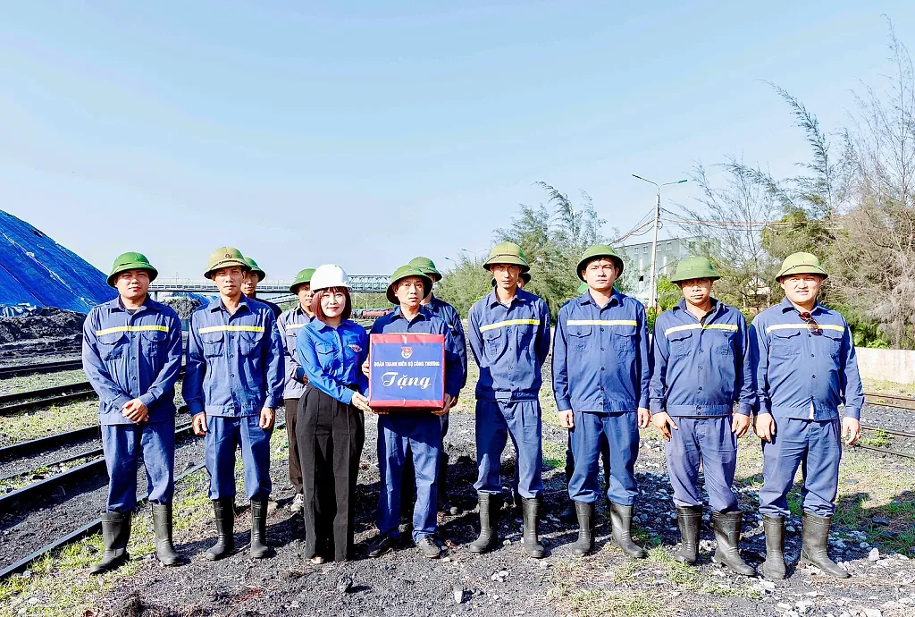 Thăm hỏi, động viên thanh niên công nhân tuyến đầu tại Công ty Kho vận Đá Bạc