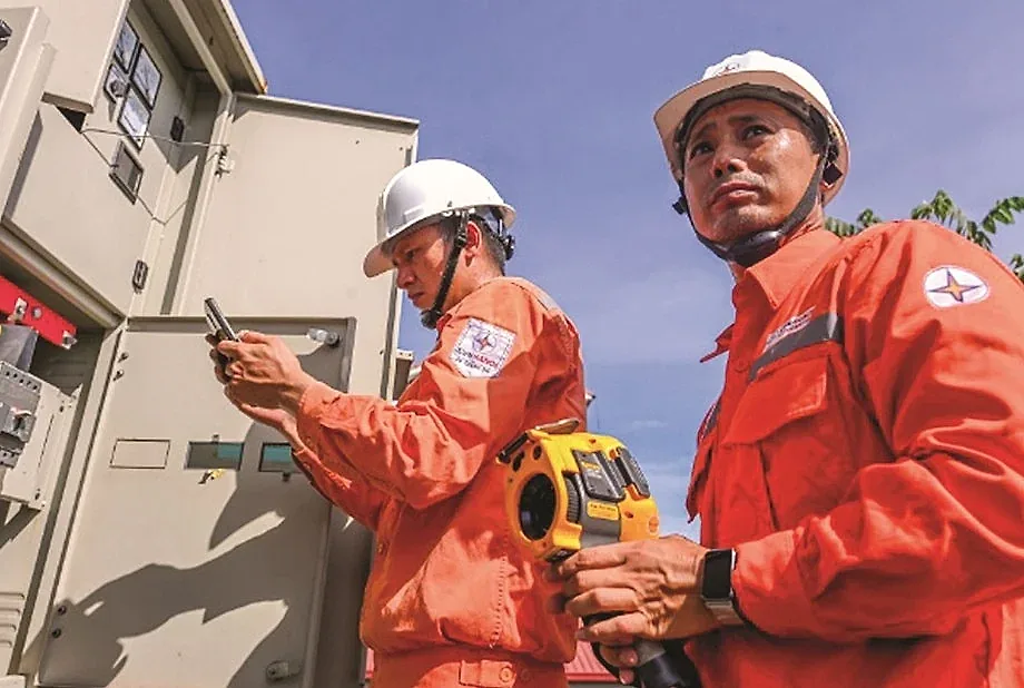Không thể ném đá giấu tay khi ngành điện đang gồng mình