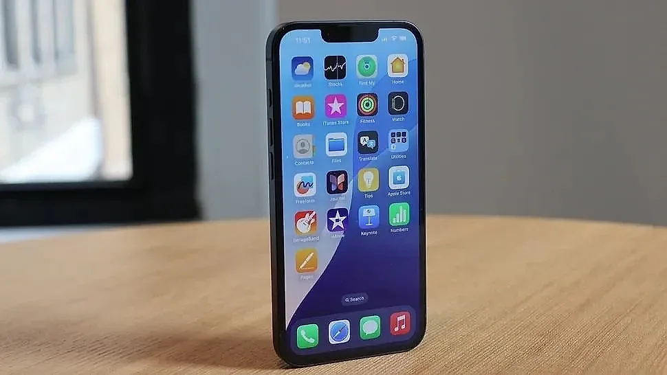Tôi đã thử "vắt kiệt" hiệu năng iPhone 16e: Chip A18 gánh game nặng và AI mượt đến mức nào?