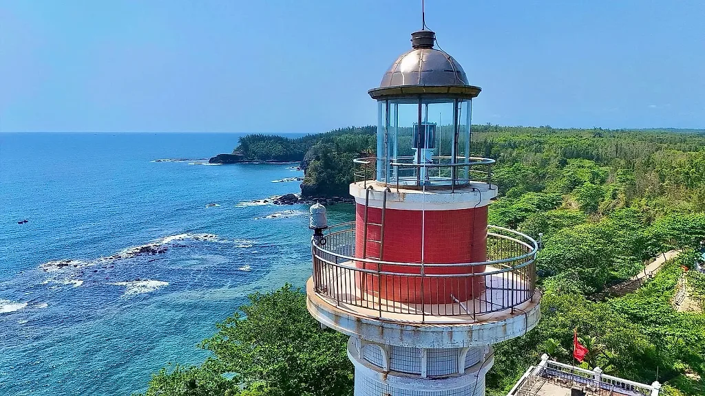 Nơi được ví như “miệng núi lửa chìm xuống biển” ở miền Trung: Sở hữu ghềnh đá bazan độc đáo và hải đăng hơn 40 năm tuổi