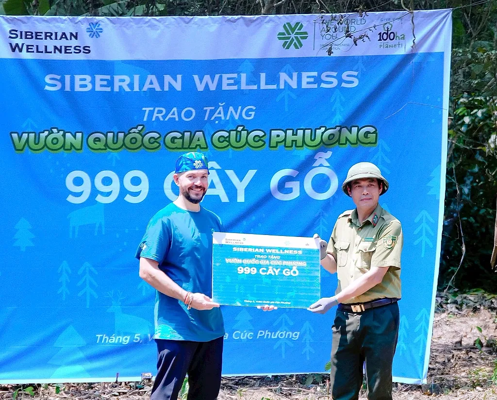 999-cay-go-quy-vu-huong-da-duoc-siberian-wellness-trao-cho-dai-dien-trung-tam-cuu-ho-bao-ton-va-phat-trien-sinh-vat.jpg