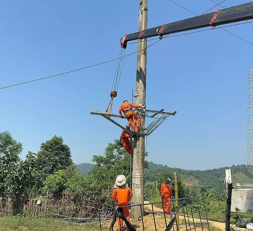 Thái Nguyên: Công nhân ngành điện bám lưới, giữ dòng điện thông suốt