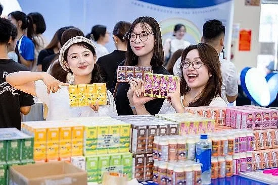 Gian hàng Vinamilk thu hút đông đảo khách tham quan tại triển lãm sữa