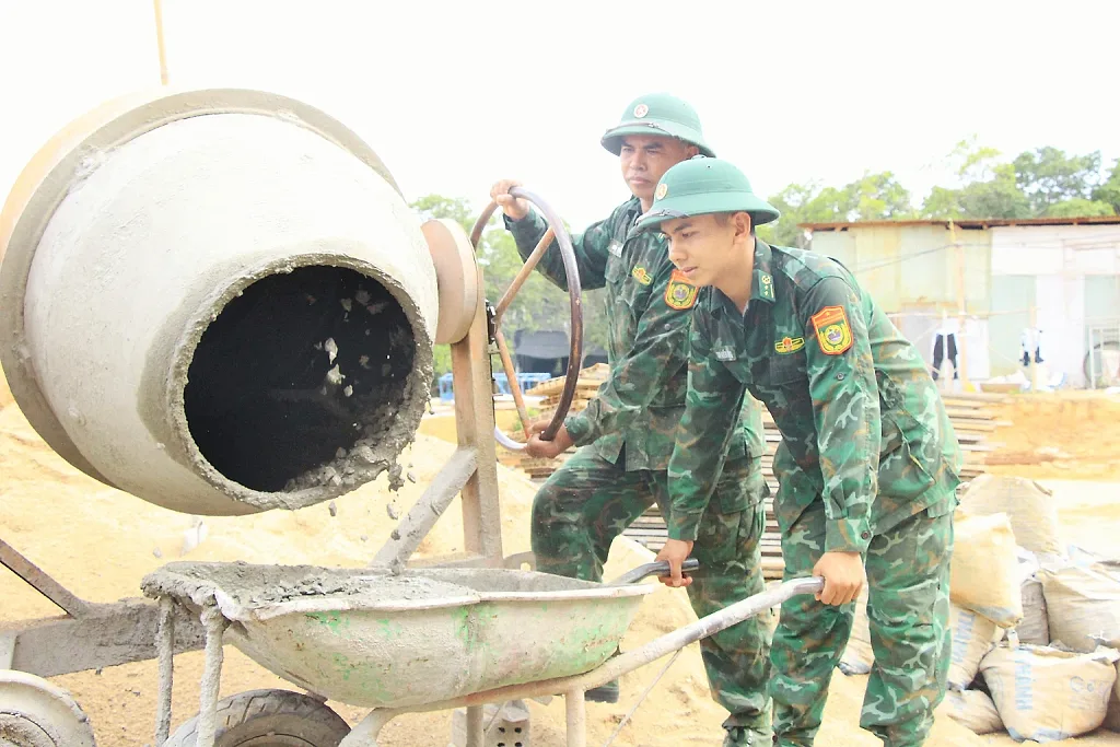 Bộ đội Biên phòng Gia Lai chung sức, 'chia lửa' xây trường vùng biên