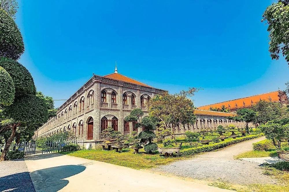 Công trình được ví như “lâu đài châu Âu” giữa lòng Ninh Bình: Xây hoàn toàn bằng gạch đỏ, có ngọn tháp dang dở suốt hơn 80 năm