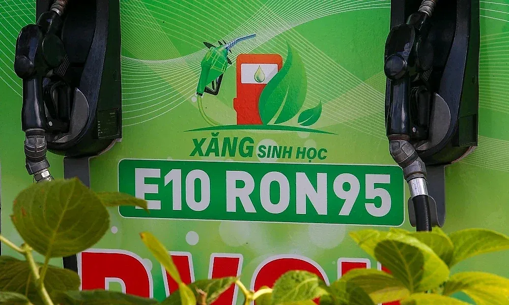 Từ hôm nay (1/6), loại xăng giá 23.660 đồng/lít chính thức thay thế xăng RON95 trên toàn quốc