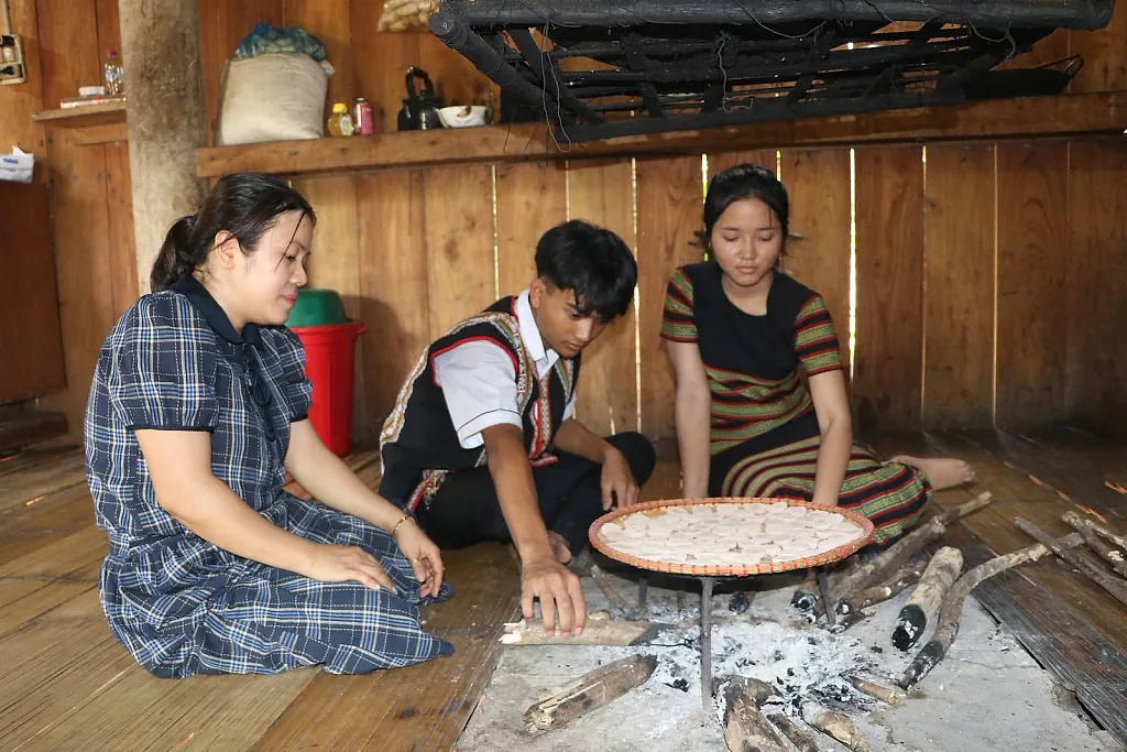 Quảng Ngãi: Học sinh Ca Dong đưa hạt lúa rẫy thành sản phẩm ưa chuộng