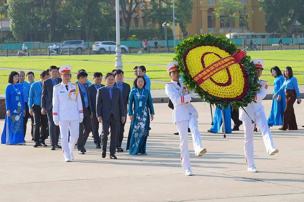 Đoàn đại biểu dự Đại hội XIV Công đoàn Việt Nam vào Lăng viếng Chủ tịch Hồ Chí Minh — Tổng Liên đoàn Lao động Việt Nam