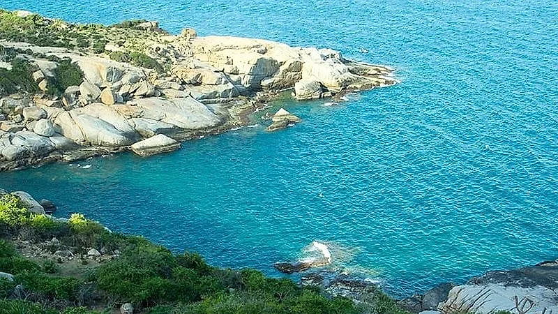Bãi biển nằm trong vùng ít bão nhất Việt Nam: Cát trắng, biển xanh và vẻ đẹp khiến nhiều du khách mê mẩn