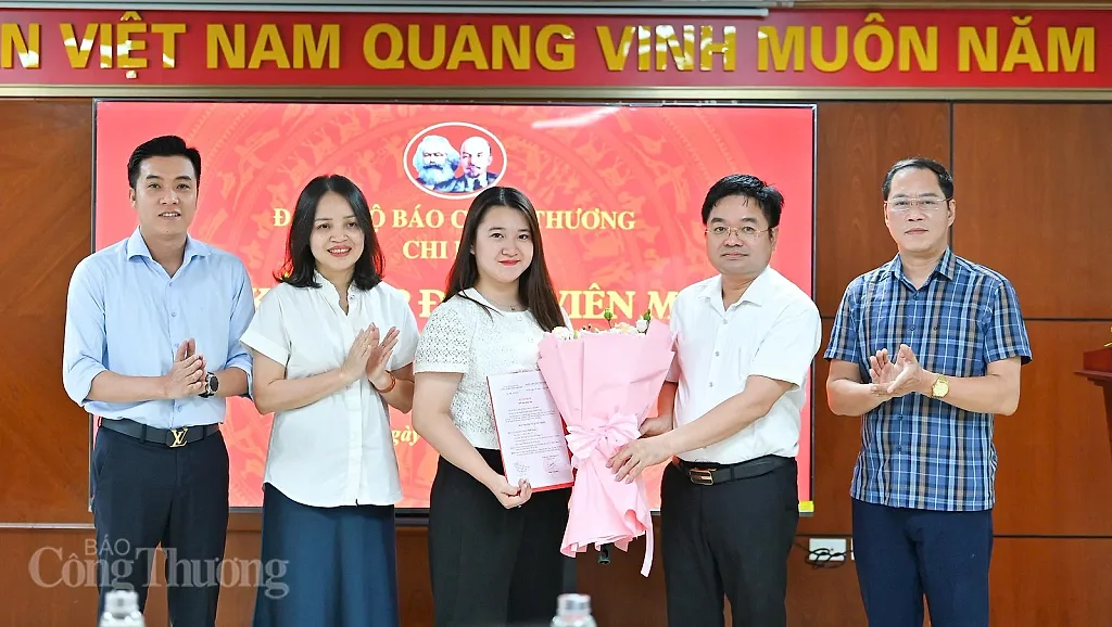 Báo Công Thương tổ chức kết nạp Đảng viên mới nhân kỷ niệm Ngày Báo chí cách mạng Việt Nam