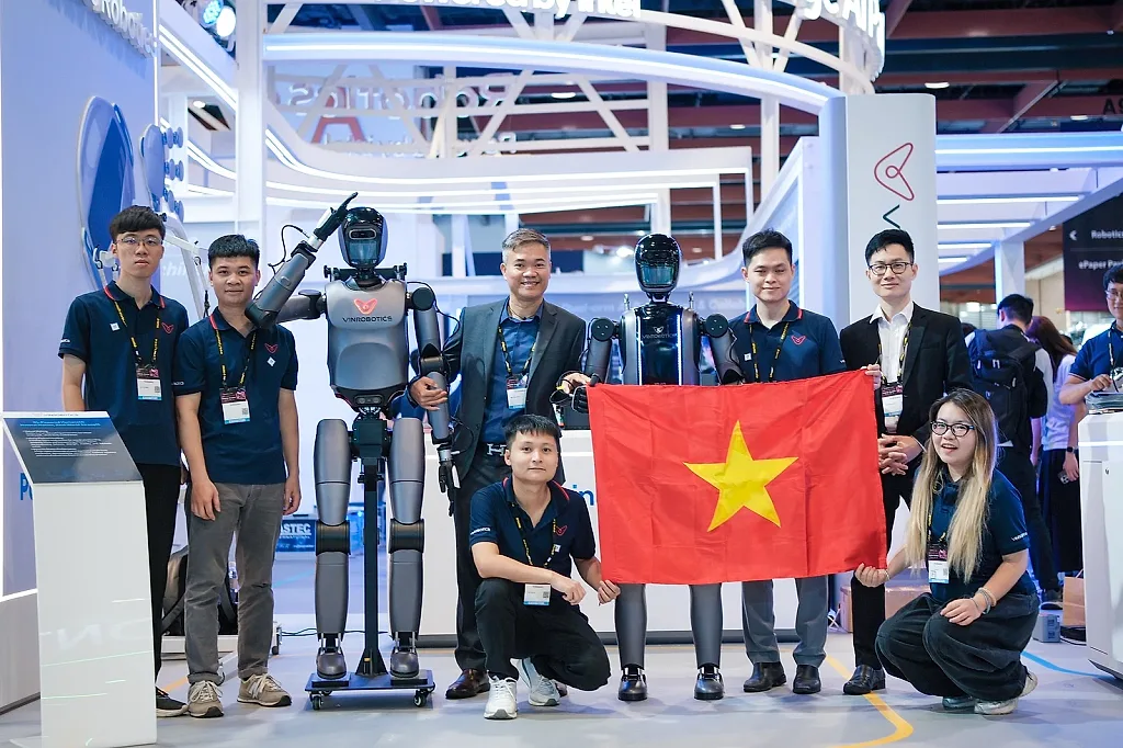 VinRobotics trình diễn người máy Việt Nam tại diễn đàn quốc tế