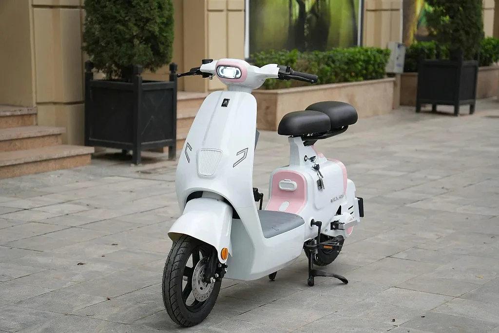 Xe điện giá 13,5 triệu đồng gây chú ý với thiết kế kiểu “hot girl”, đi tới 70 km mỗi lần sạc