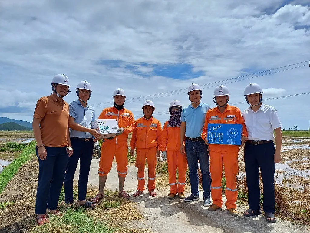 Công đoàn Điện lực Hà Tĩnh tiếp sức người lao động vượt nắng nóng — Công ty Điện lực Hà Tĩnh