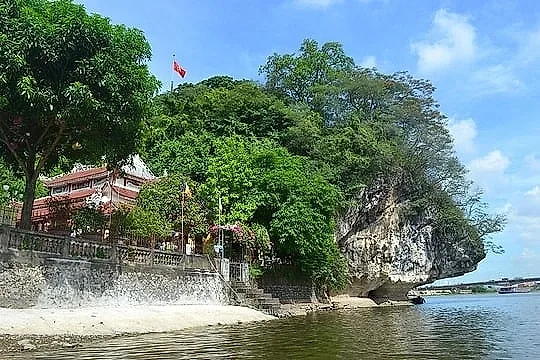 Ngọn núi chỉ cao hơn 20m nhưng đang nắm giữ “kho báu” văn chương độc nhất Việt Nam: Ninh Bình muốn trình UNESCO ghi danh