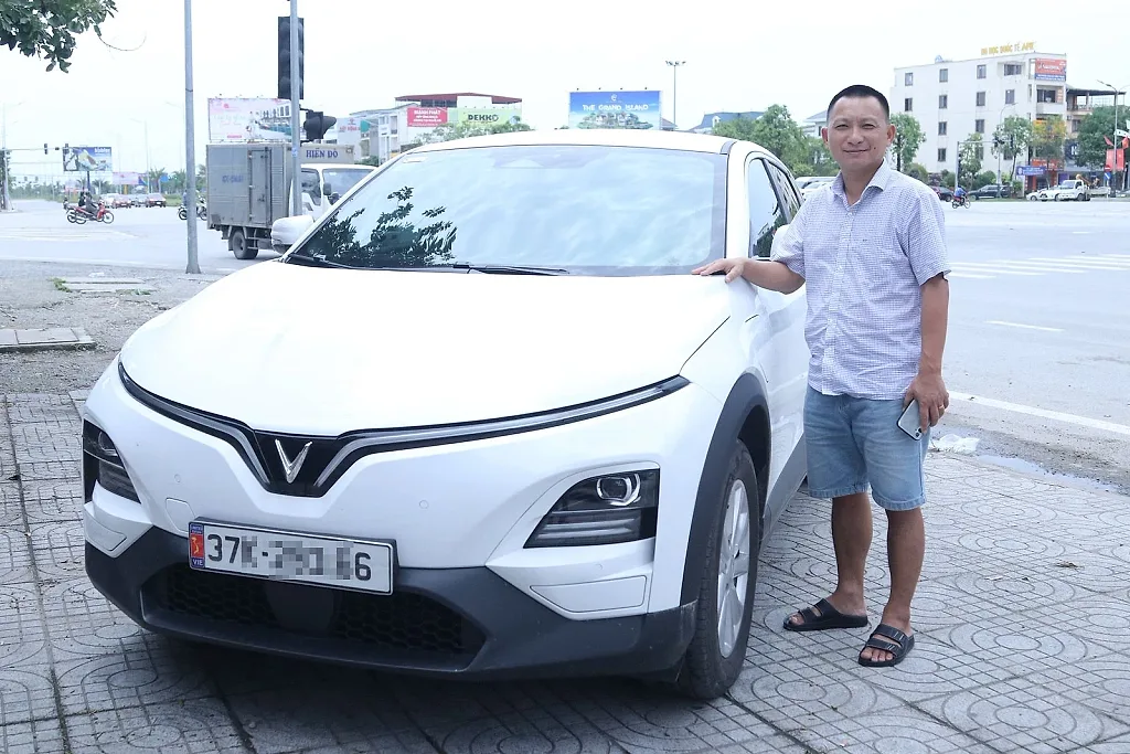 Chủ xe VF 6 tiết lộ lý do mua xe tặng vợ rồi…  chiếm làm của riêng