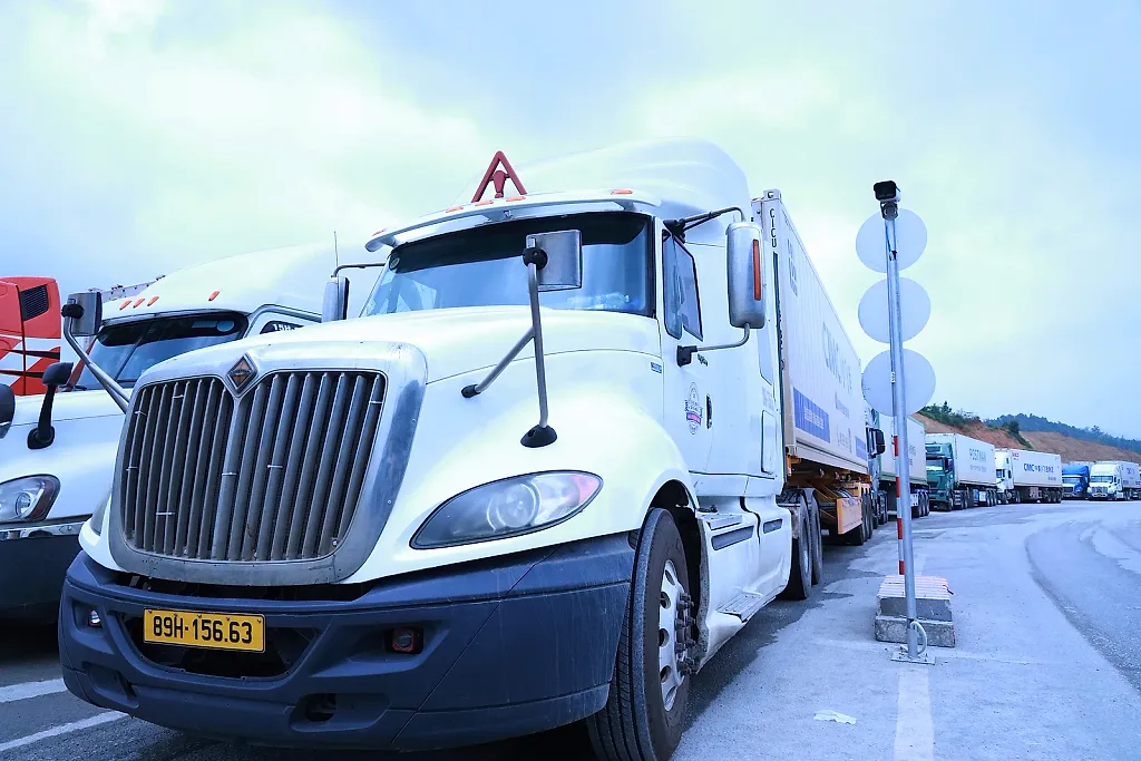 Cửa khẩu Hữu Nghị tấp nập xe hàng xuất nhập khẩu