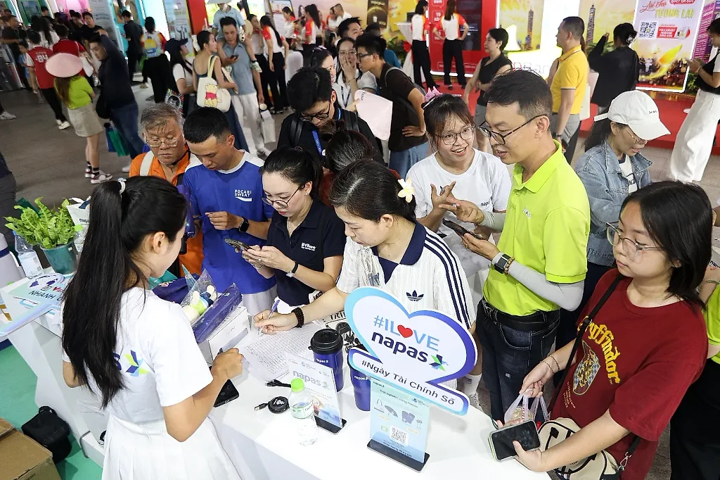 Sôi động gian hàng NAPAS tại Ngày Tài chính số 2026