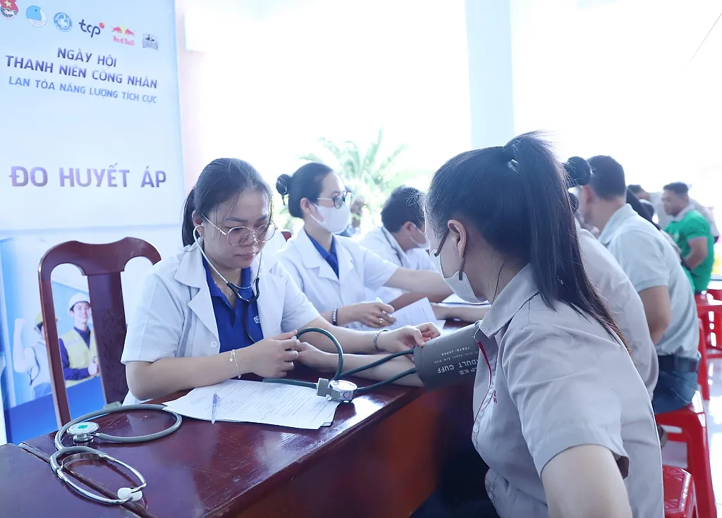 Hơn 1.000 công nhân được khám bệnh, cấp thuốc miễn phí