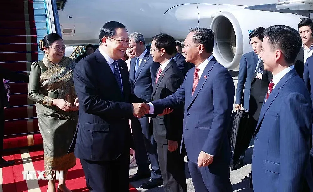 Thủ tướng Lào đến Hà Nội, bắt đầu thăm chính thức Việt Nam và dự AFF 2026- Ảnh 3.