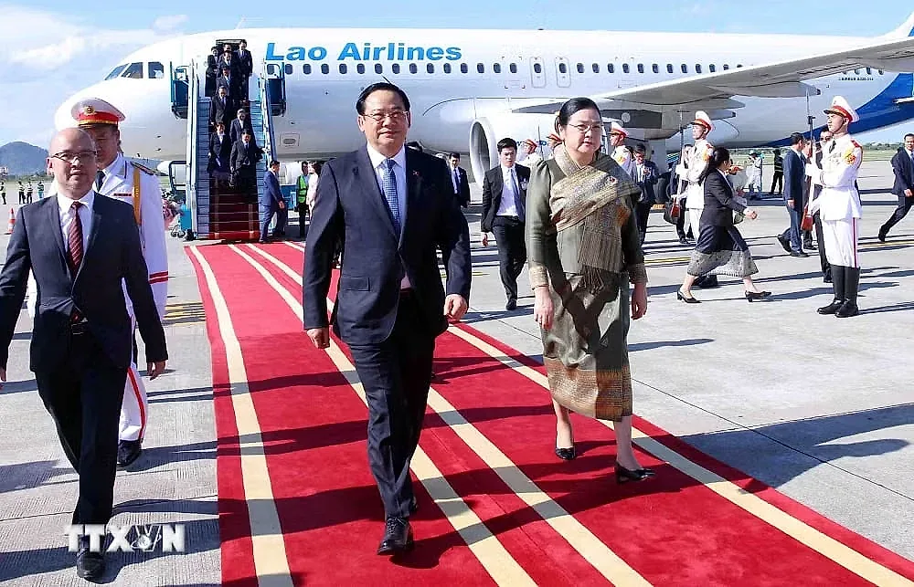 Thủ tướng Lào đến Hà Nội, bắt đầu thăm chính thức Việt Nam và dự AFF 2026- Ảnh 4.