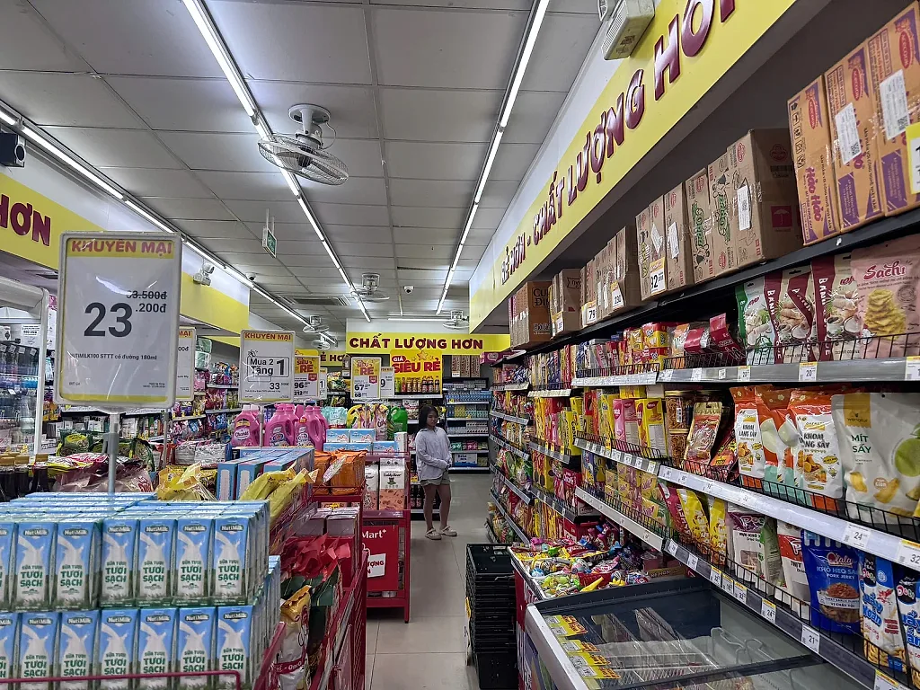 Điều hòa lạnh sâu, đèn sáng rực giữa ban ngày cả khi vắng khách