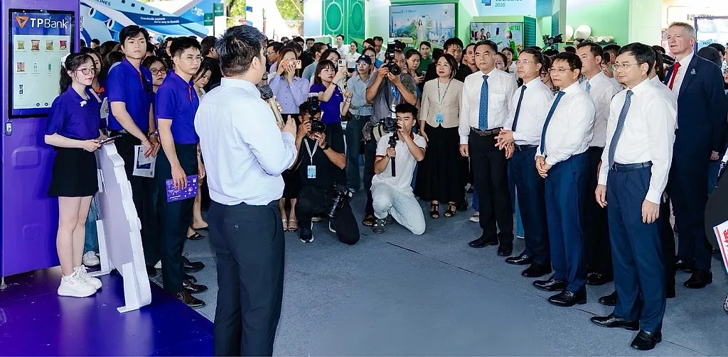 Lãnh đạo nghe thuyết trình tại gian