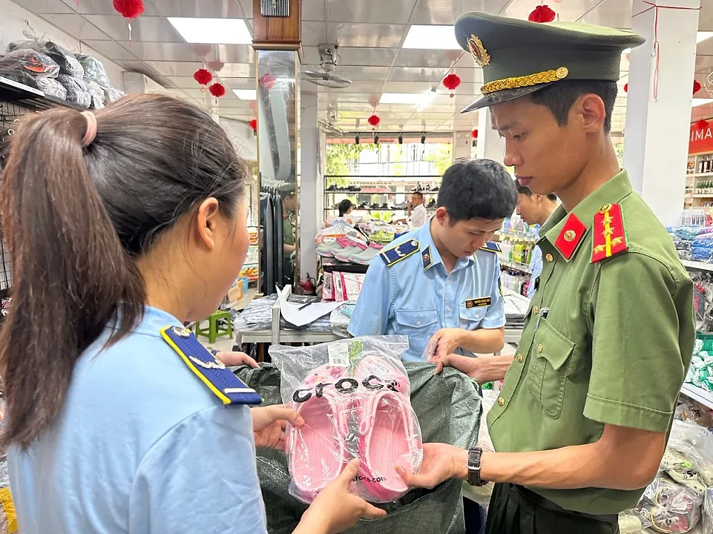 Quảng Trị: Phát hiện hàng trăm sản phẩm nghi giả mạo nhãn hiệu