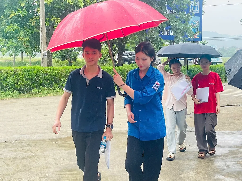 Hà Tĩnh: 'Áo xanh' tình nguyện đội mưa tiếp sức gần 18.600 sĩ tử