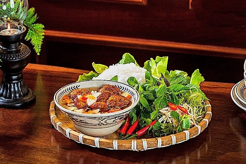 Thành phố nghìn năm tuổi của Việt Nam được vinh danh trong top 25 thiên đường ẩm thực thế giới: Du khách quốc tế mê mẩn món ăn đường phố