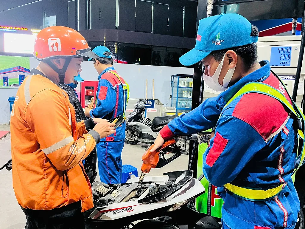 Giá xăng dầu hôm nay 17/6: Tiếp tục giảm sâu
