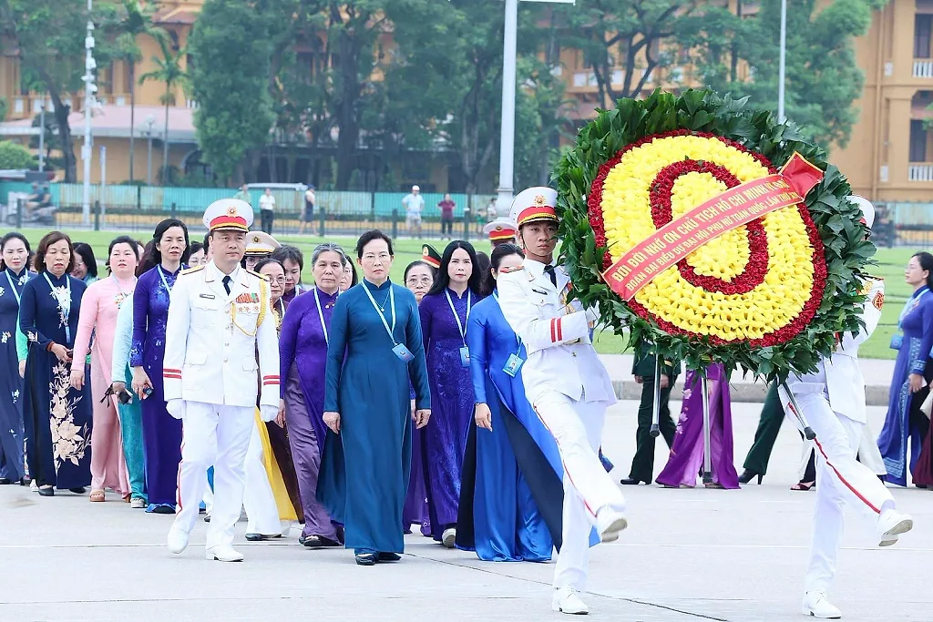 Đoàn Đại biểu dự Đại hội Phụ nữ toàn quốc lần thứ XIV vào Lăng viếng Chủ tịch Hồ Chí Minh