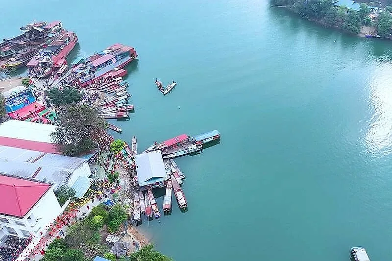 Vùng đất sở hữu chợ phiên trên sông Đà nổi tiếng: Cảnh sắc được ví như “vịnh xanh giữa đại ngàn”
